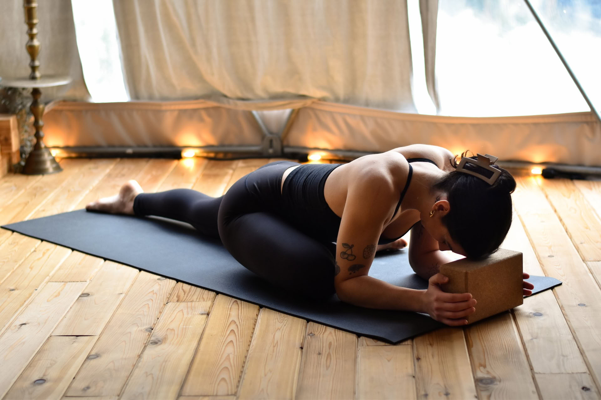 Rod + Vend Tilbage, en restituerende praksis til at forbinde + genvinde | Nectar Yoga
