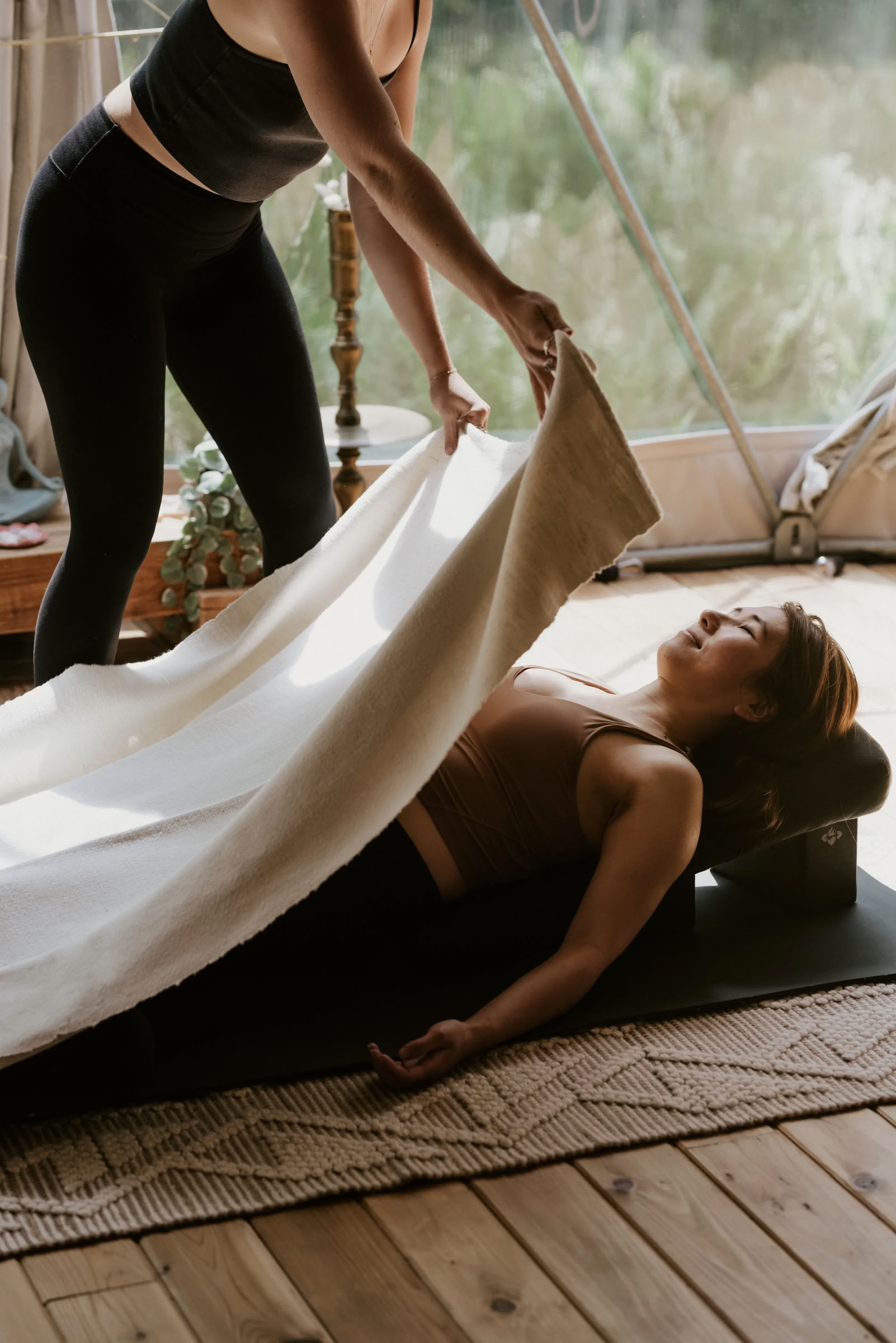 Stig: Oplevelse med fordybende yoga og lydbad med Hadis Kiani | Nectar Yoga