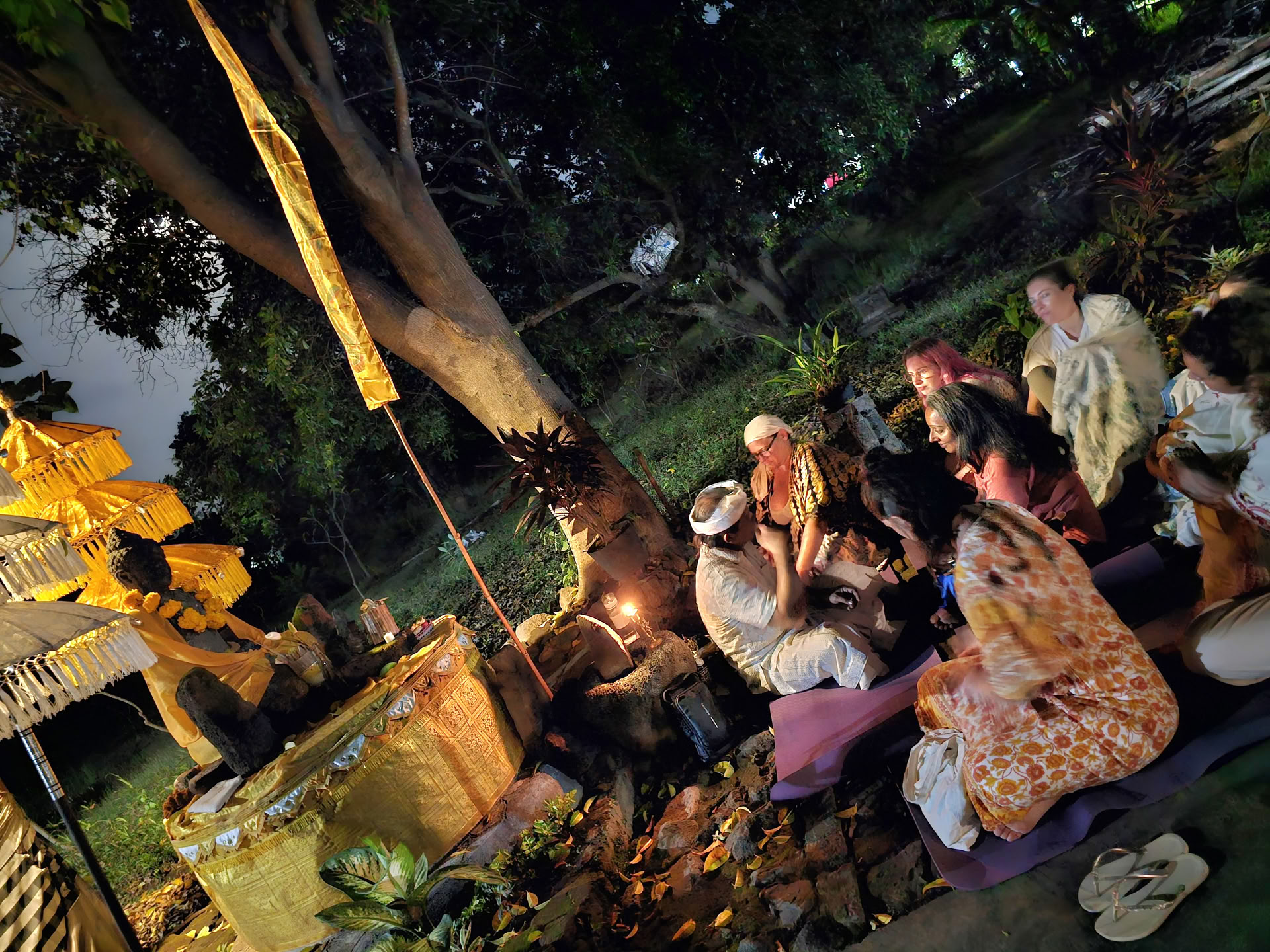 Fuldmåneceremoni hos Candi Buddha