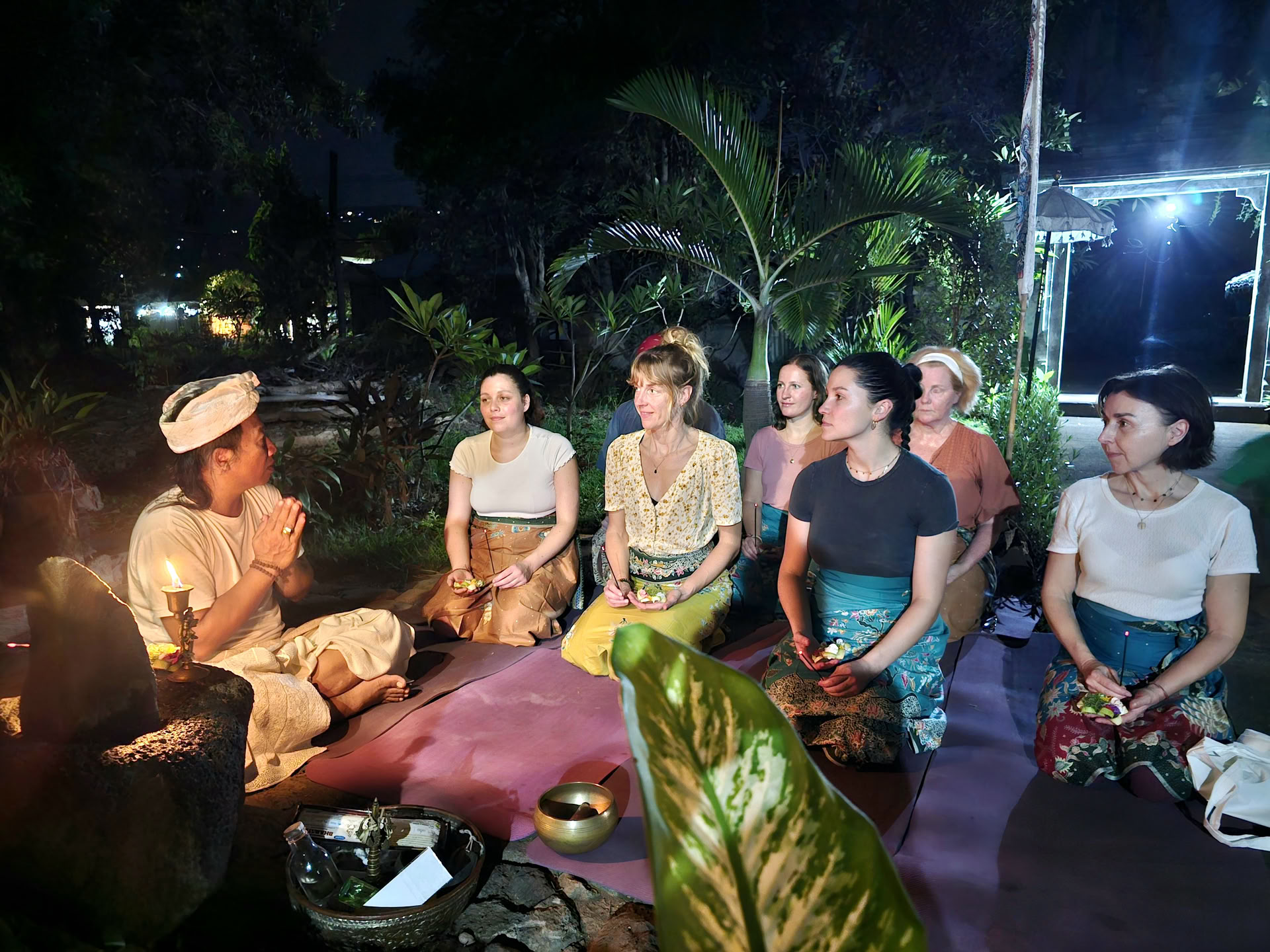 Fuldmåneceremoni hos Candi Buddha