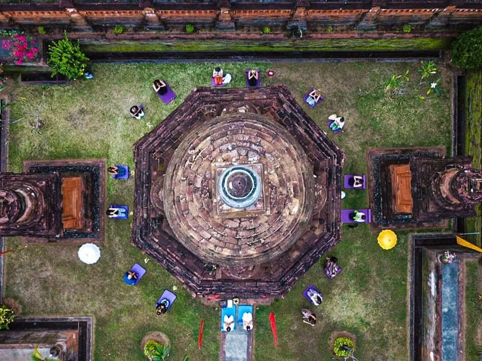 Fuldmåneceremoni hos Candi Buddha