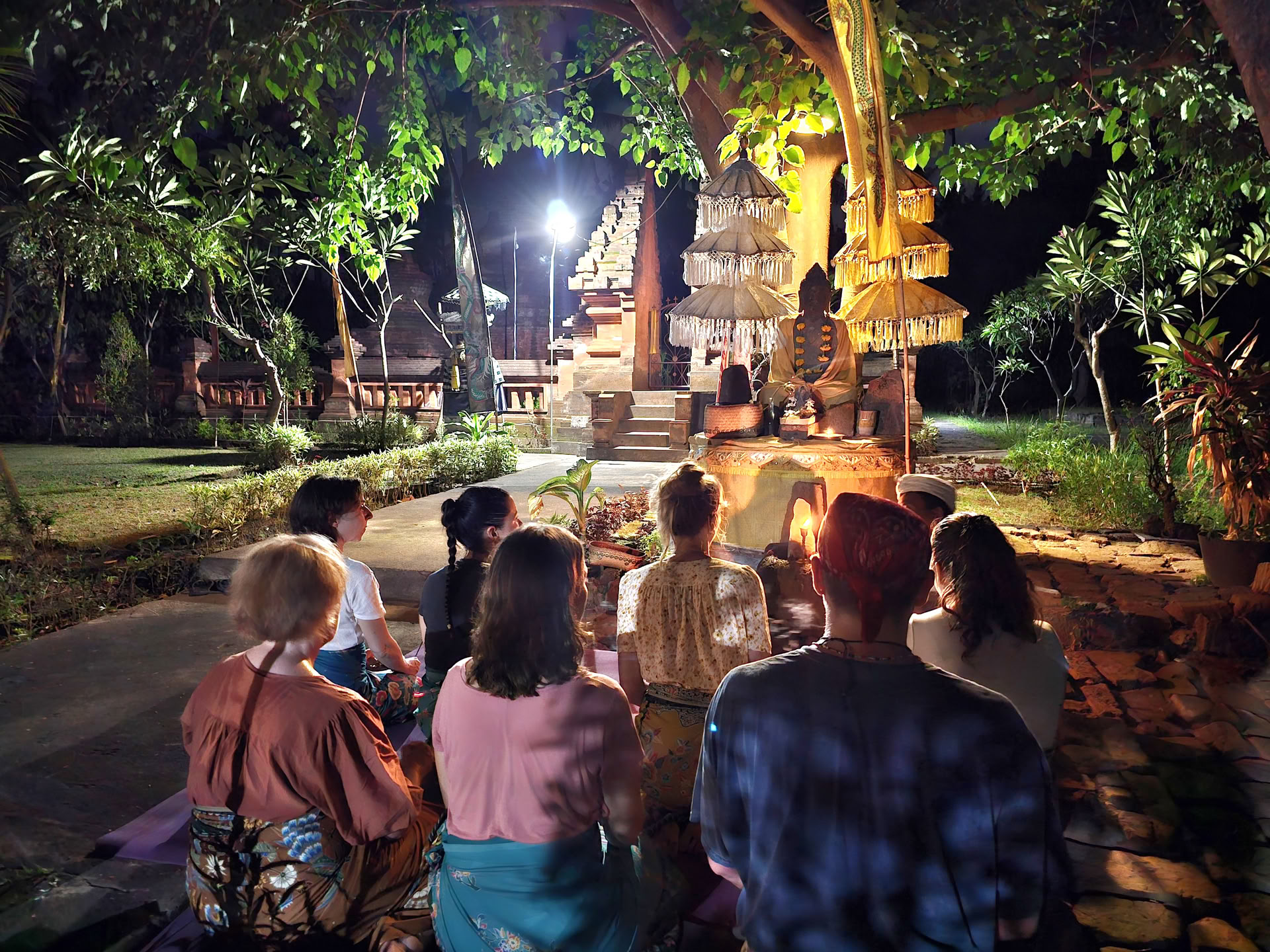 Fuldmåneceremoni hos Candi Buddha
