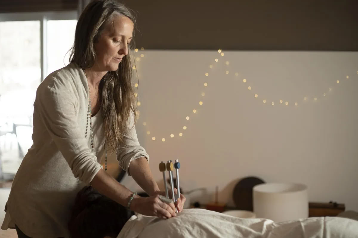 Den Ottende Ekstraordinære Rejse: En Acutonics Lydhealingsserie