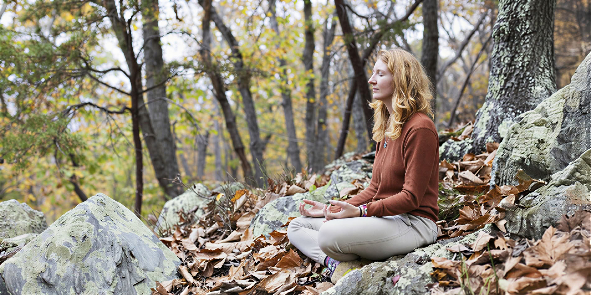 Hviskende blade: Et stille yoga- og meditationsretreat i efteråret