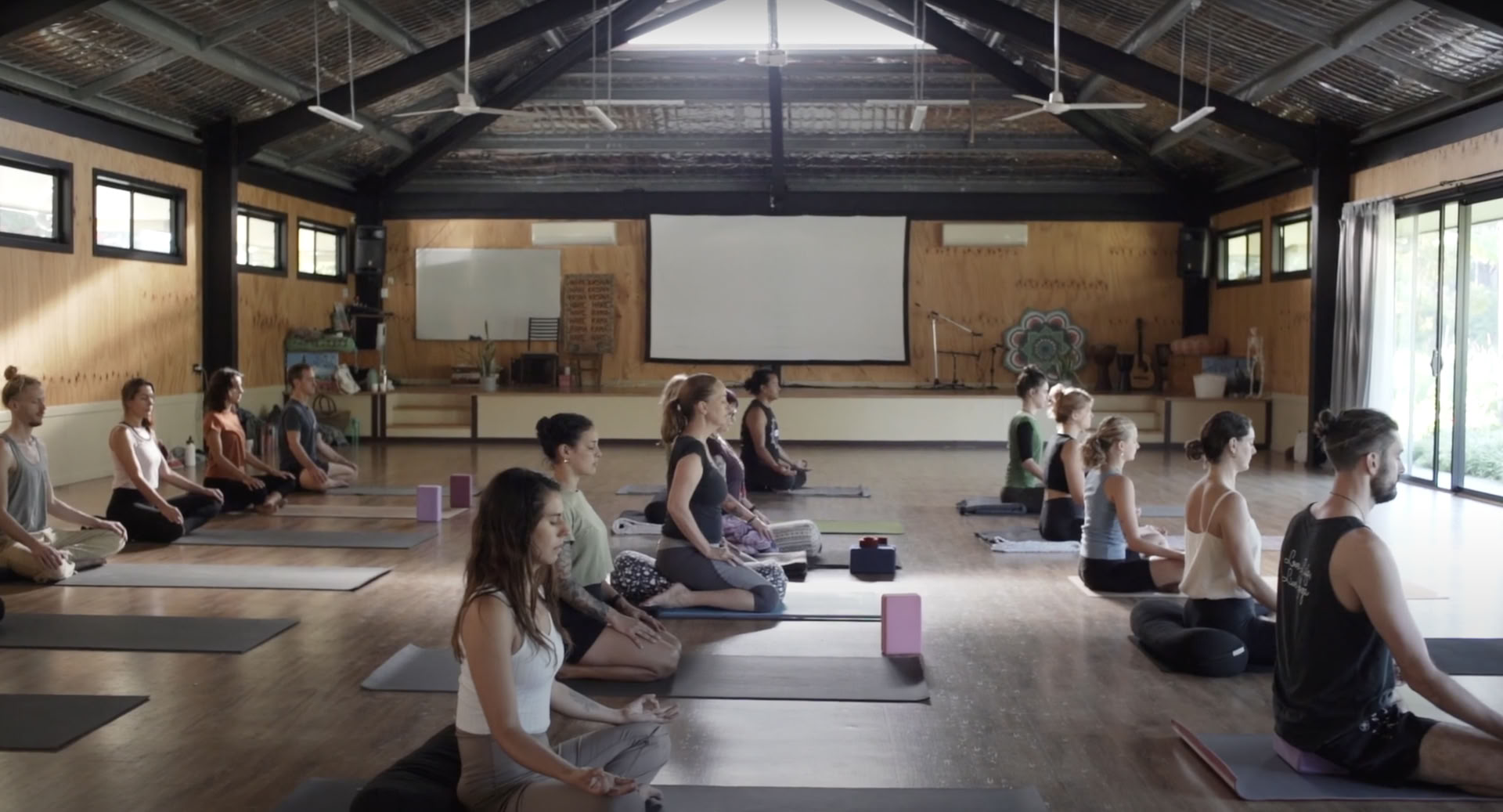 200-timers yogalæreruddannelses-retreat med fordybelse