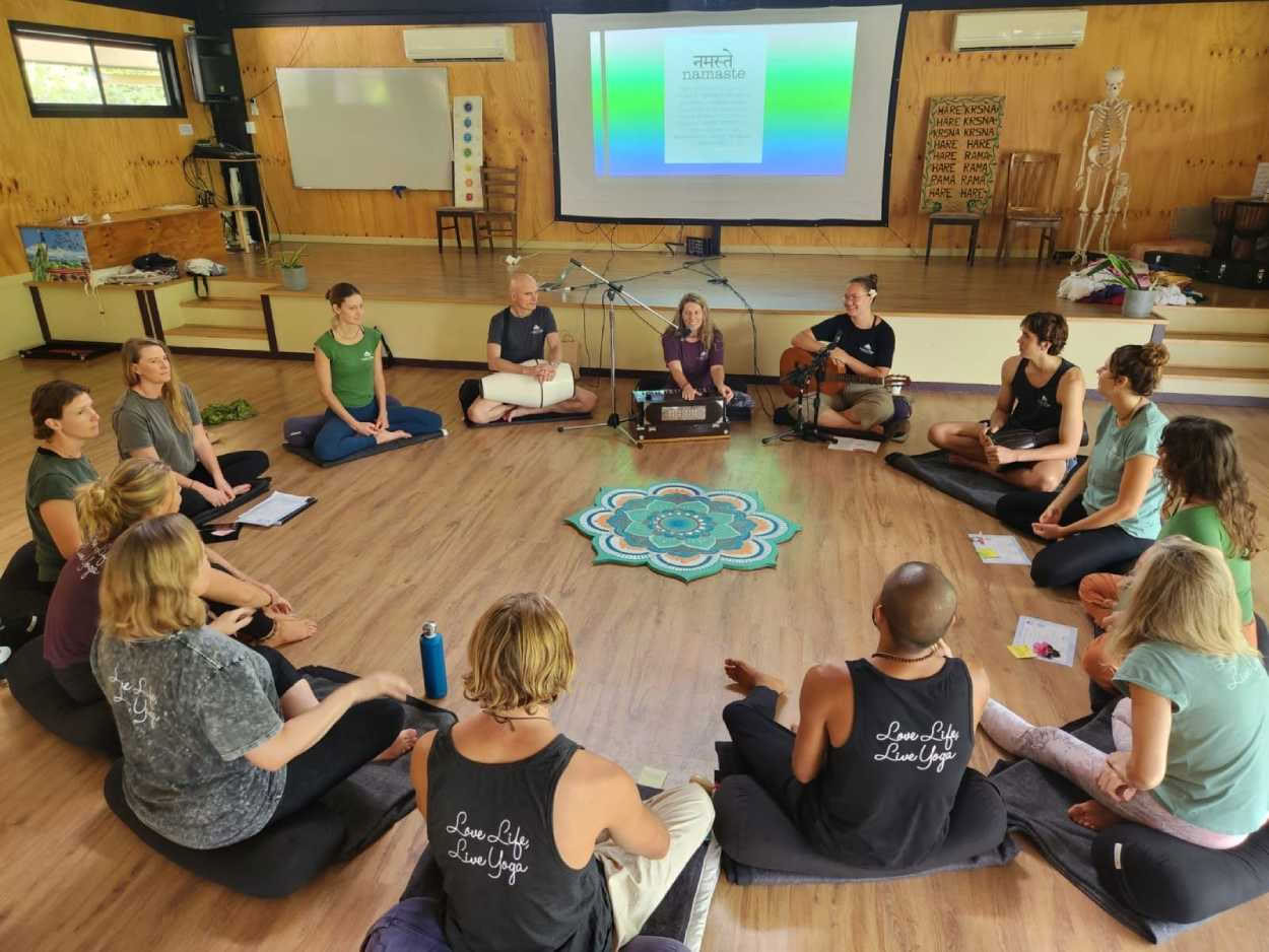 200-timers yogalæreruddannelses-retreat med fordybelse
