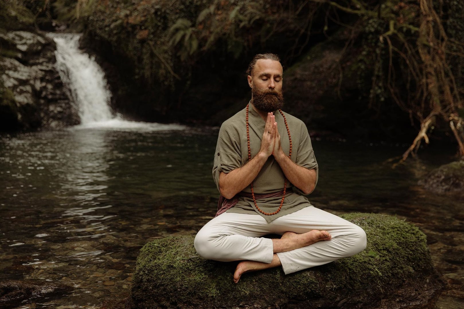 Yoga, koldt vand og åndedræt