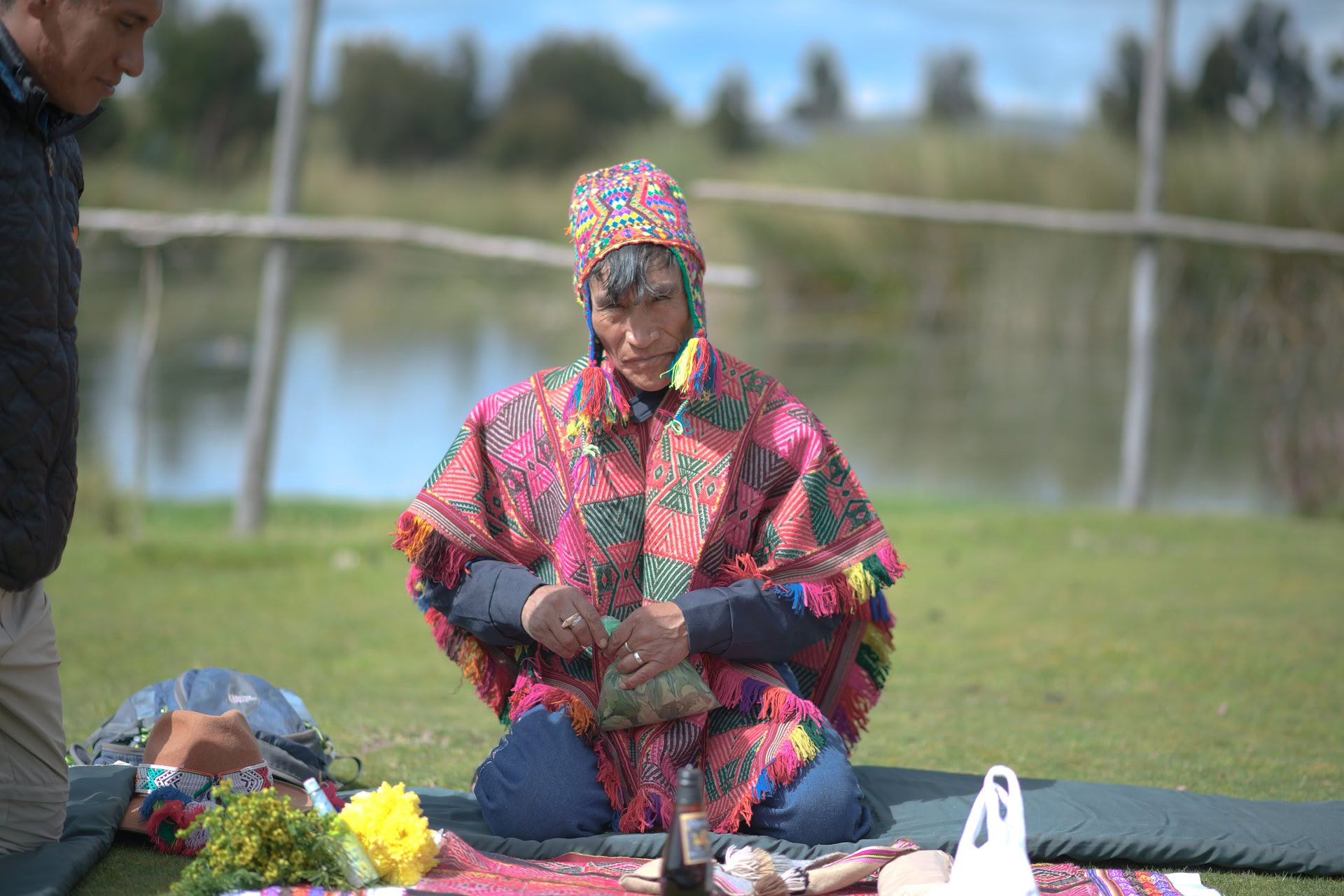 Spirituel orakelaflæsning med coca-blade hos shamanisk healer fra Andesbjergene
