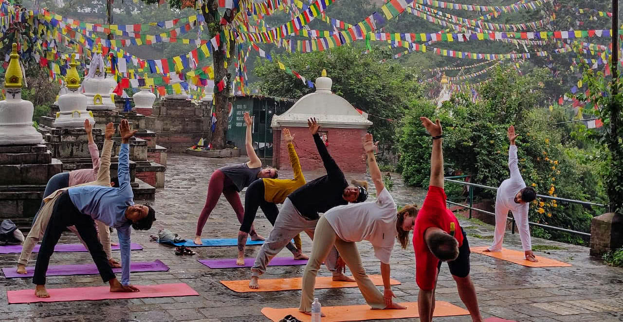 300 timers yogalæreruddannelseskursus (YTT) 24 dage