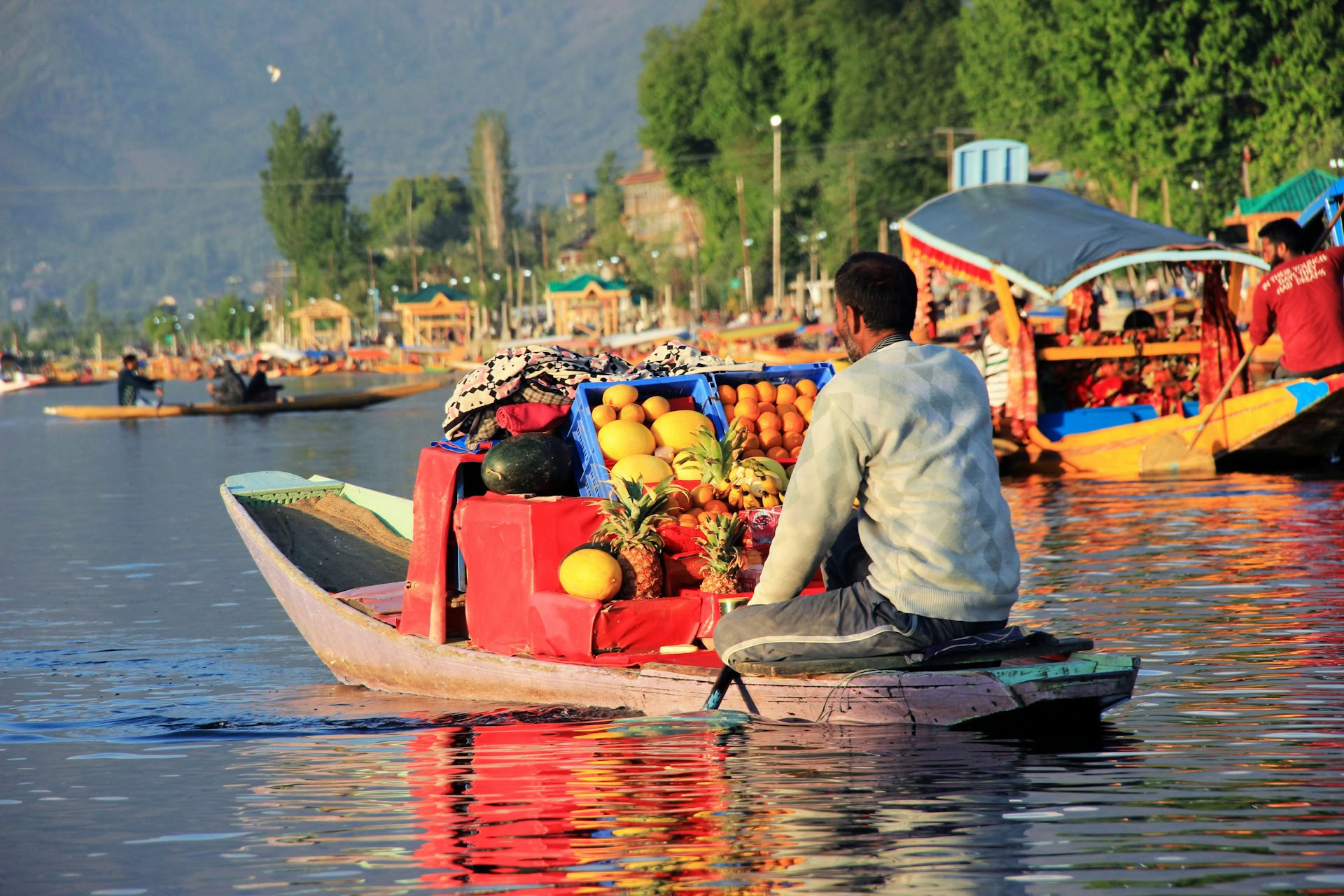 Klassisk Kashmir-flugt: Husbåd, enge og gletsjerlandskaber