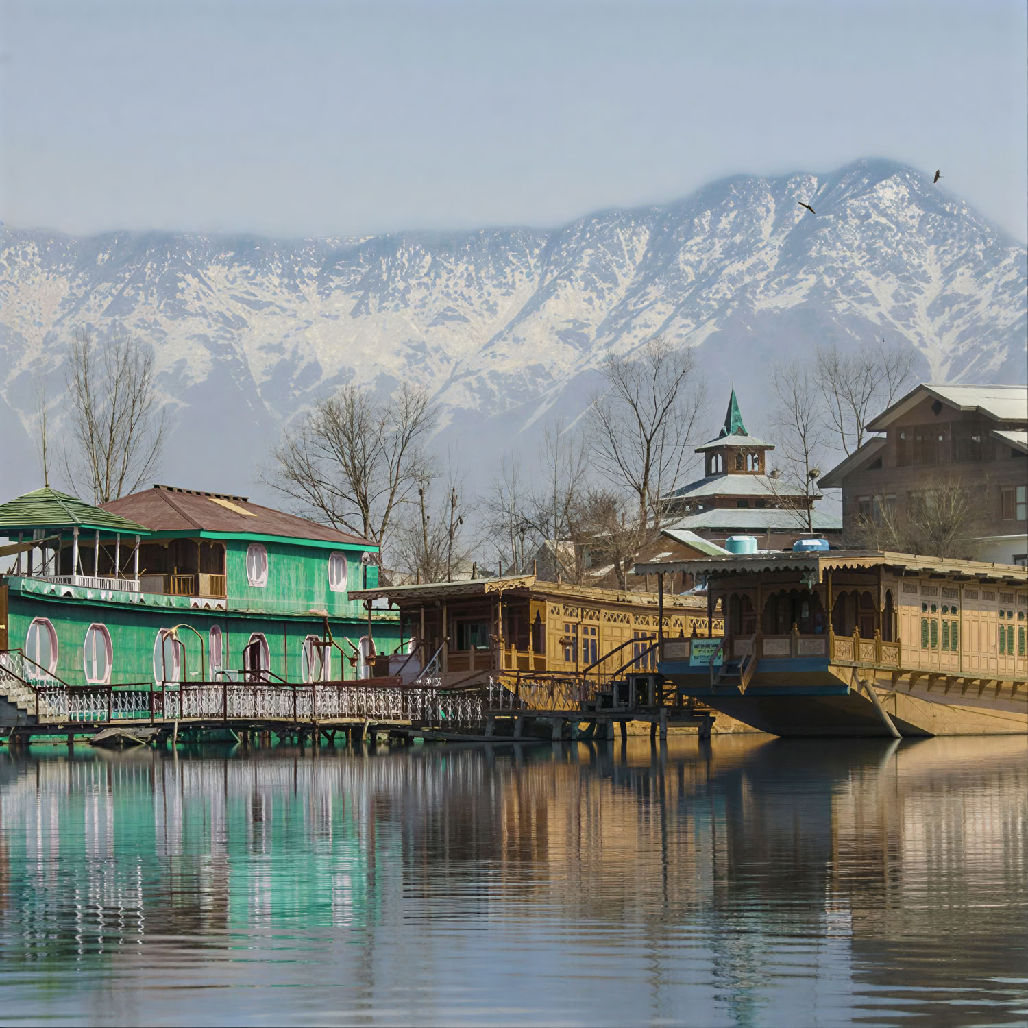 Klassisk Kashmir-flugt: Husbåd, enge og gletsjerlandskaber