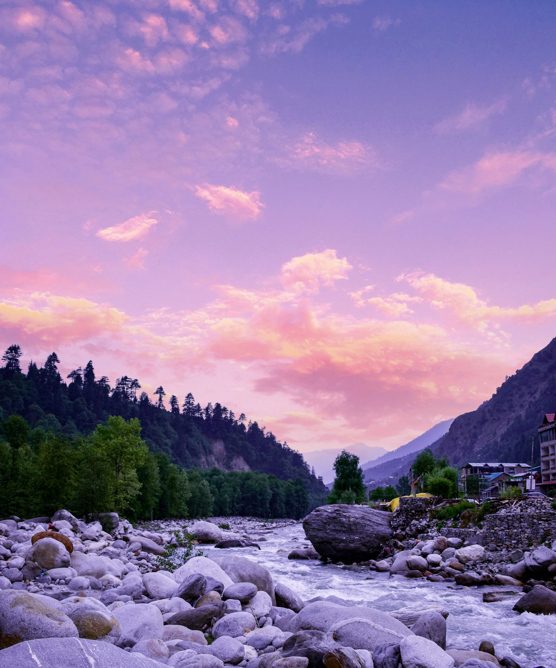 Skovstier til skjulte landsbyer: Sojha, Tirthan og Sonaugi Himalaya-retreat