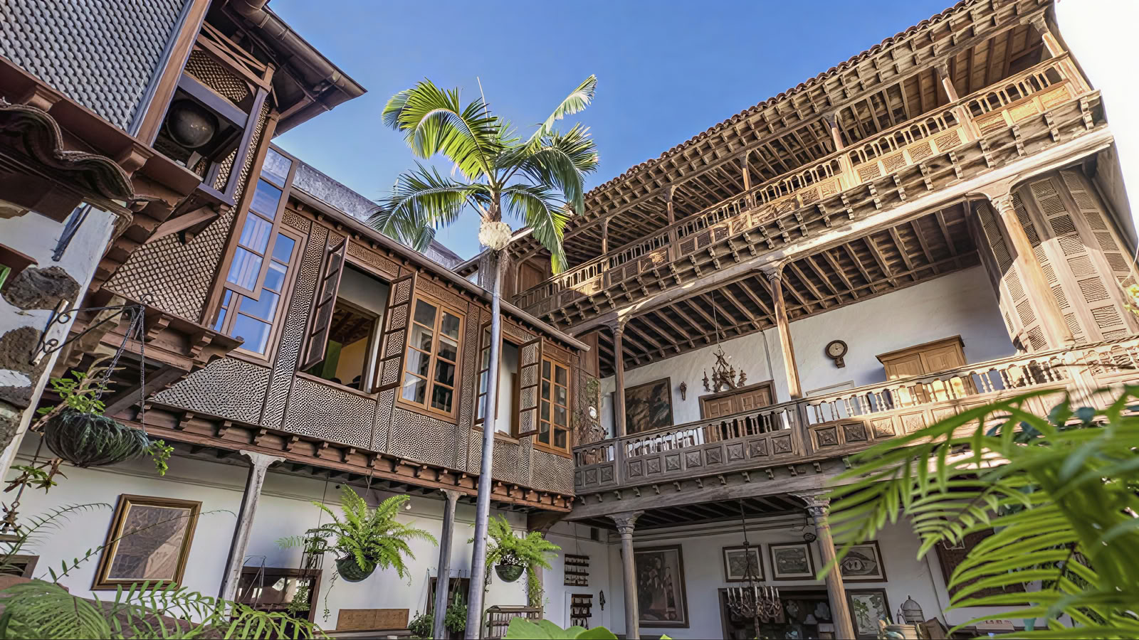 Typisk balkontur i Canary House + specialiseret ansigtsbehandling eller ayurvedisk massage
