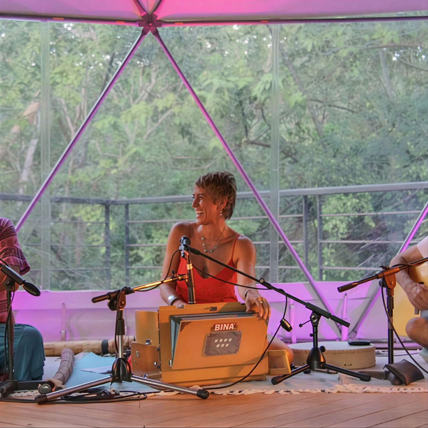 Kirtan-koncert i den geodætiske kuppel