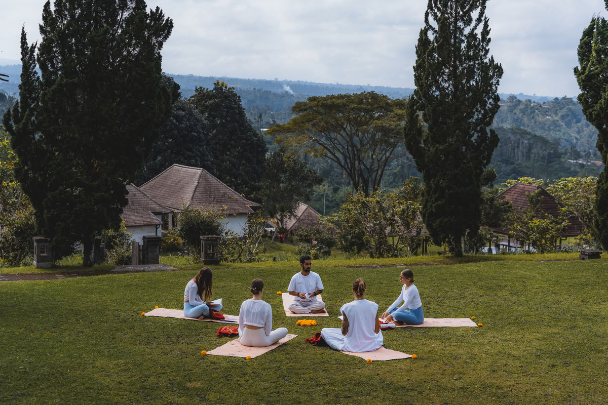 200-timers/300-timers hybrid yogalæreruddannelse – 26. nov. – 9. dec. 2026