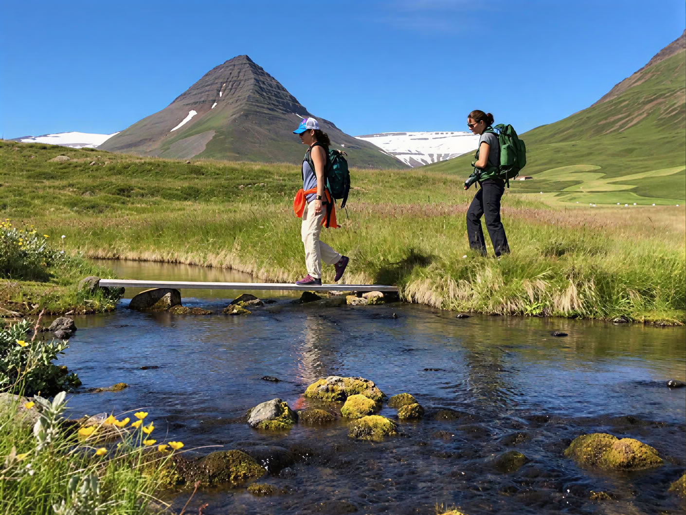 Yoga og vandretur-retreat under midnatssolen på Island – Datoer 2026