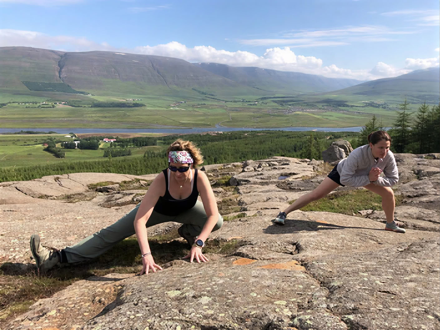 Yoga og vandretur-retreat under midnatssolen på Island – Datoer 2026