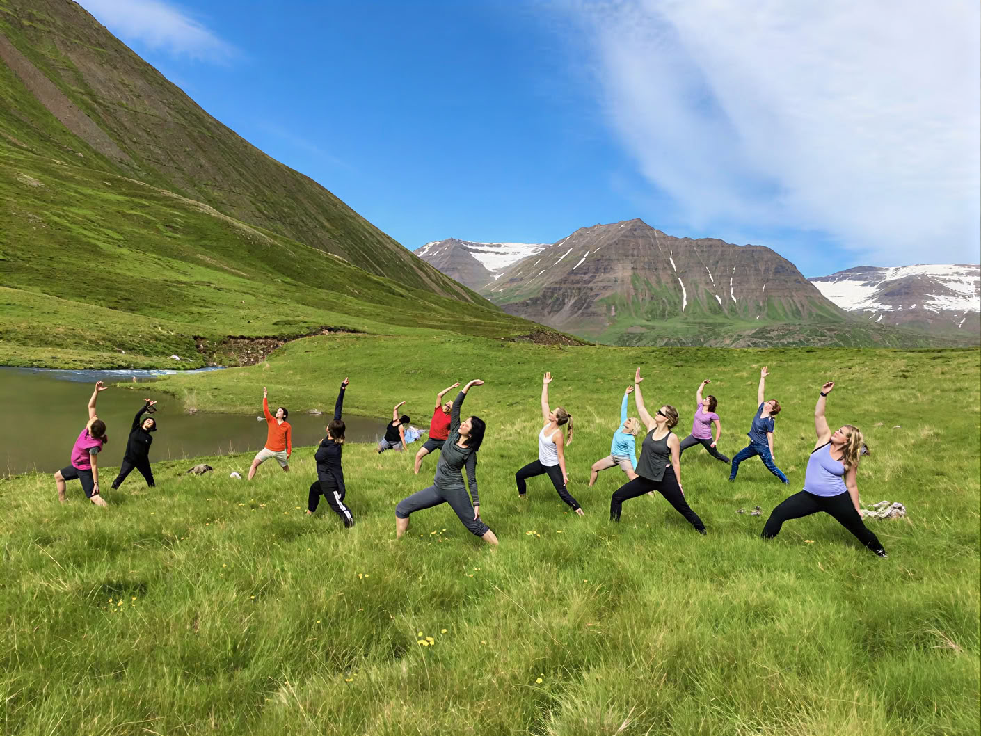 Yoga og vandretur-retreat under midnatssolen på Island – Datoer 2026