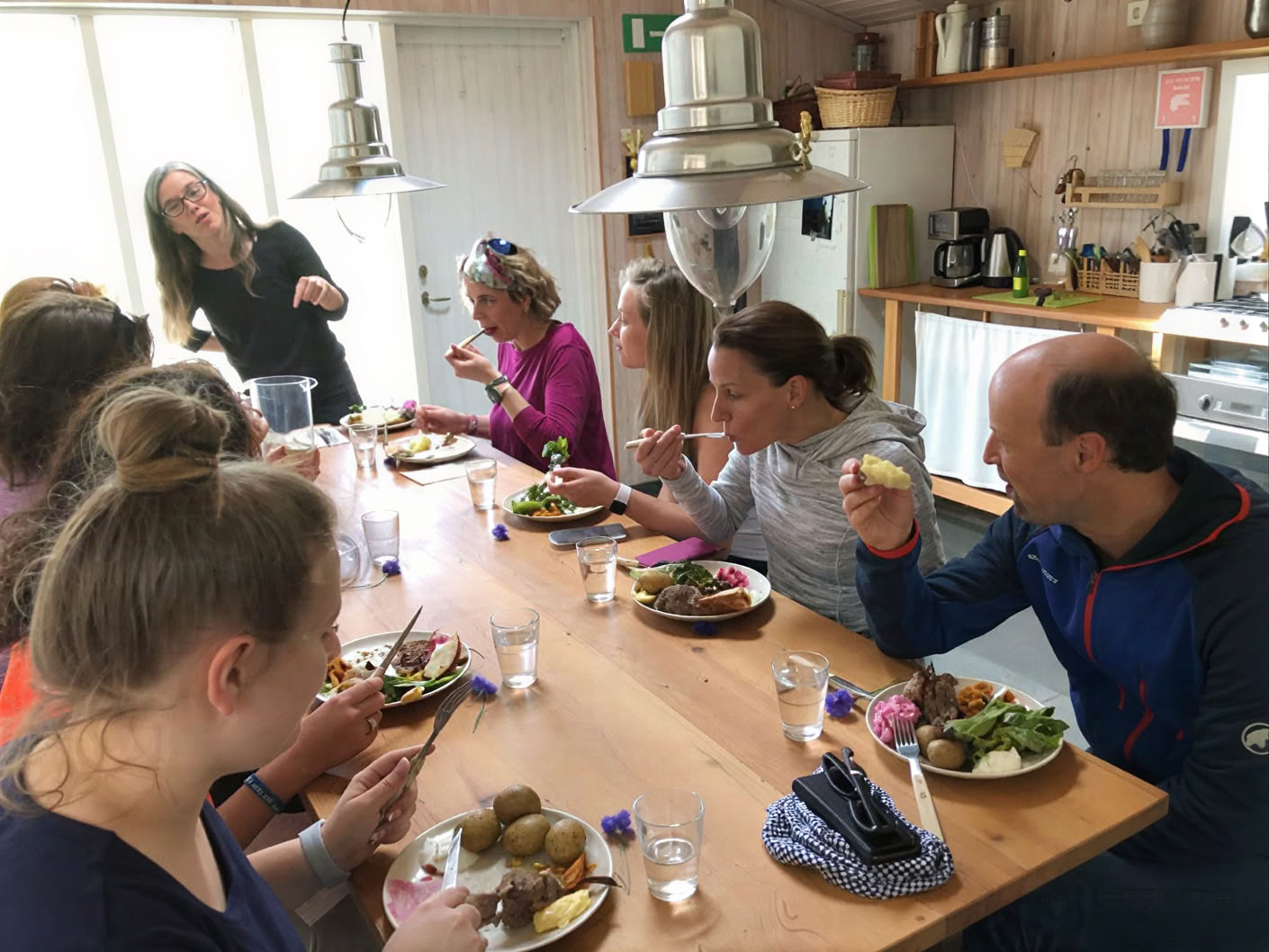 Yoga og vandretur-retreat under midnatssolen på Island – Datoer 2026