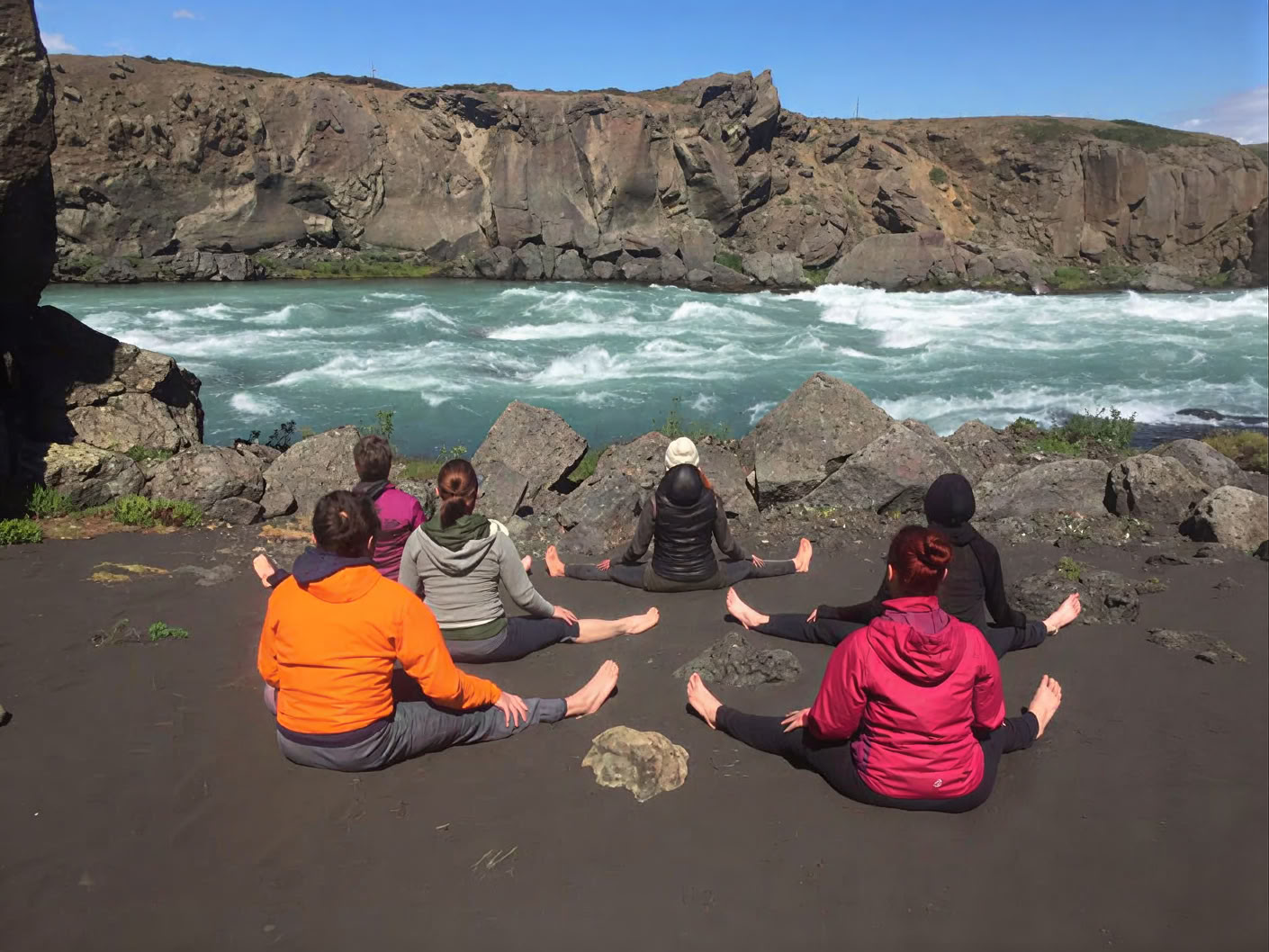 Yoga og vandretur-retreat under midnatssolen på Island – Datoer 2026