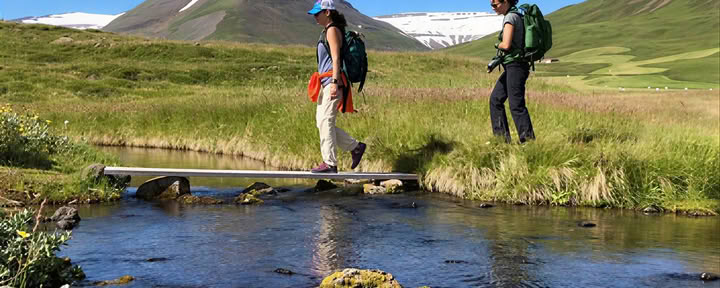 Yoga og vandretur-retreat under midnatssolen på Island – Datoer 2026