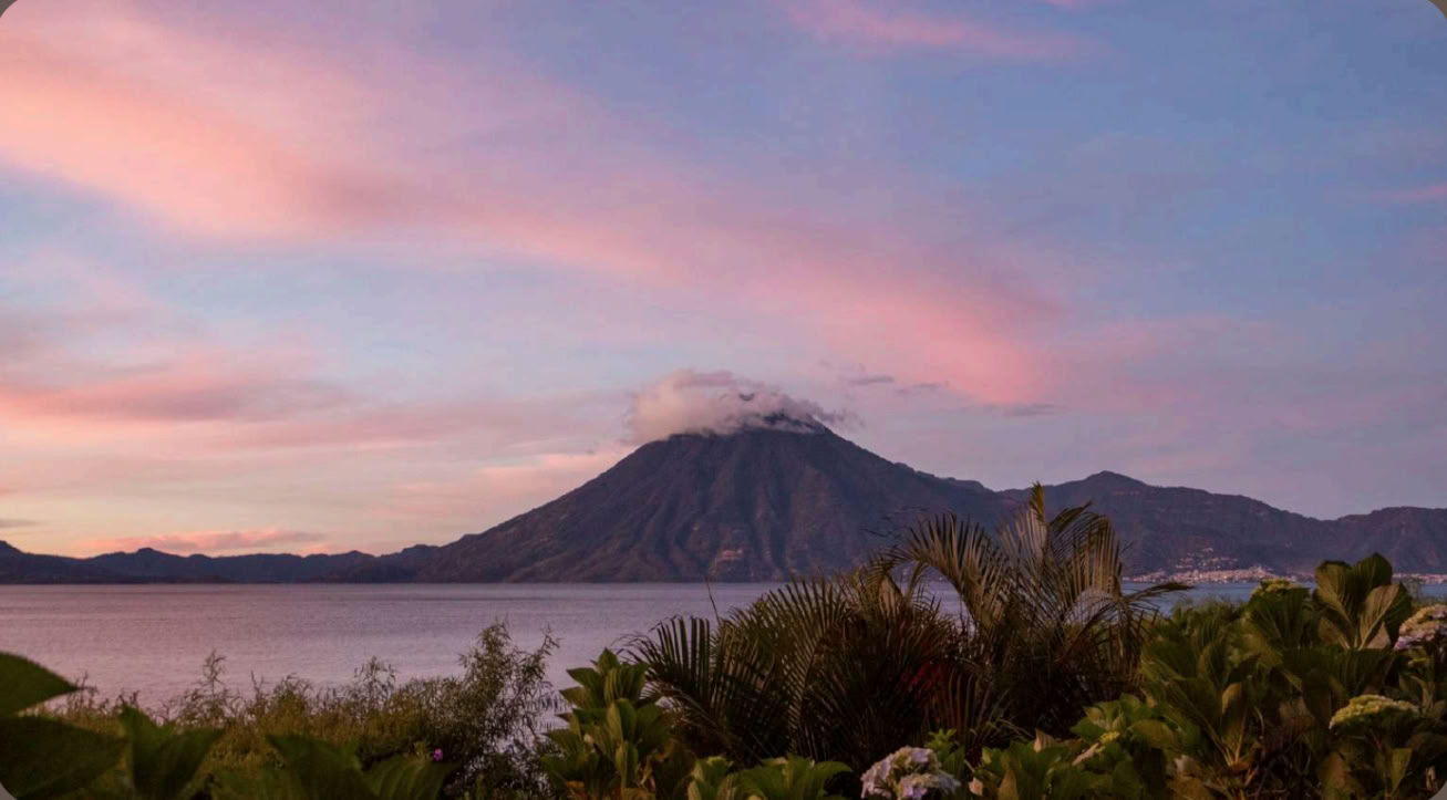 Genforbindelses-yogaretreat: Friendsgiving-udgave / Shelly Mamo og Lesley Leake — Villa Sumaya