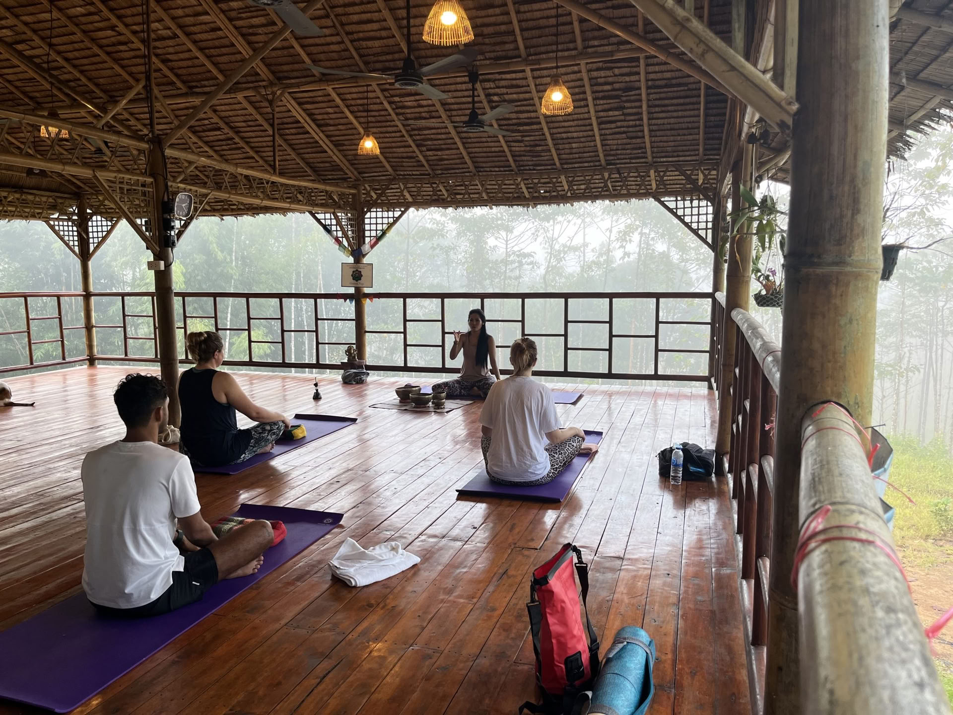 Gruppeklasse: Hatha-yoga + thailandsk meditation