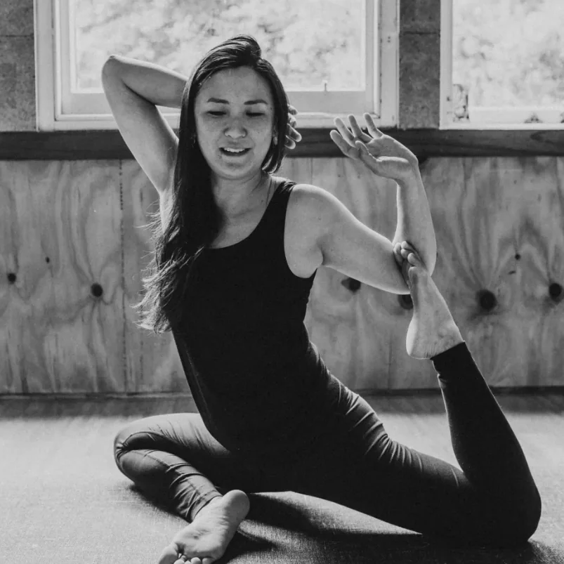 Intuitiv Flow Yoga med Crystal Tan