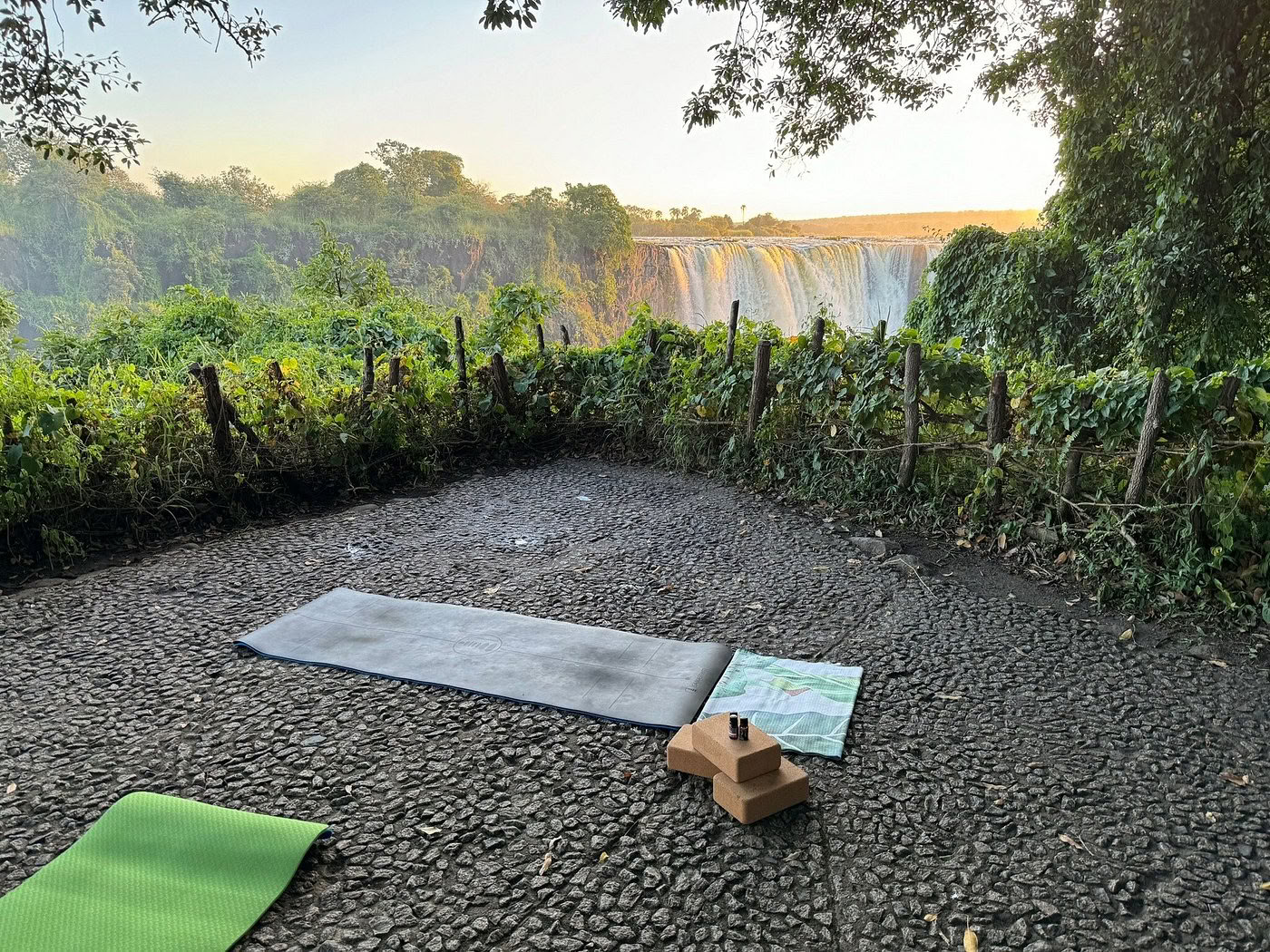Yoga ved The Falls