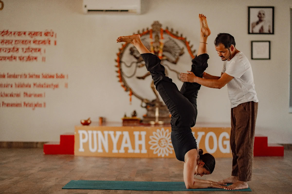 100 timers yogalæreruddannelse