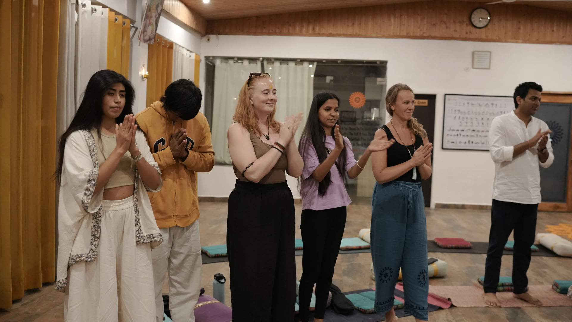 100 timers yogalæreruddannelse