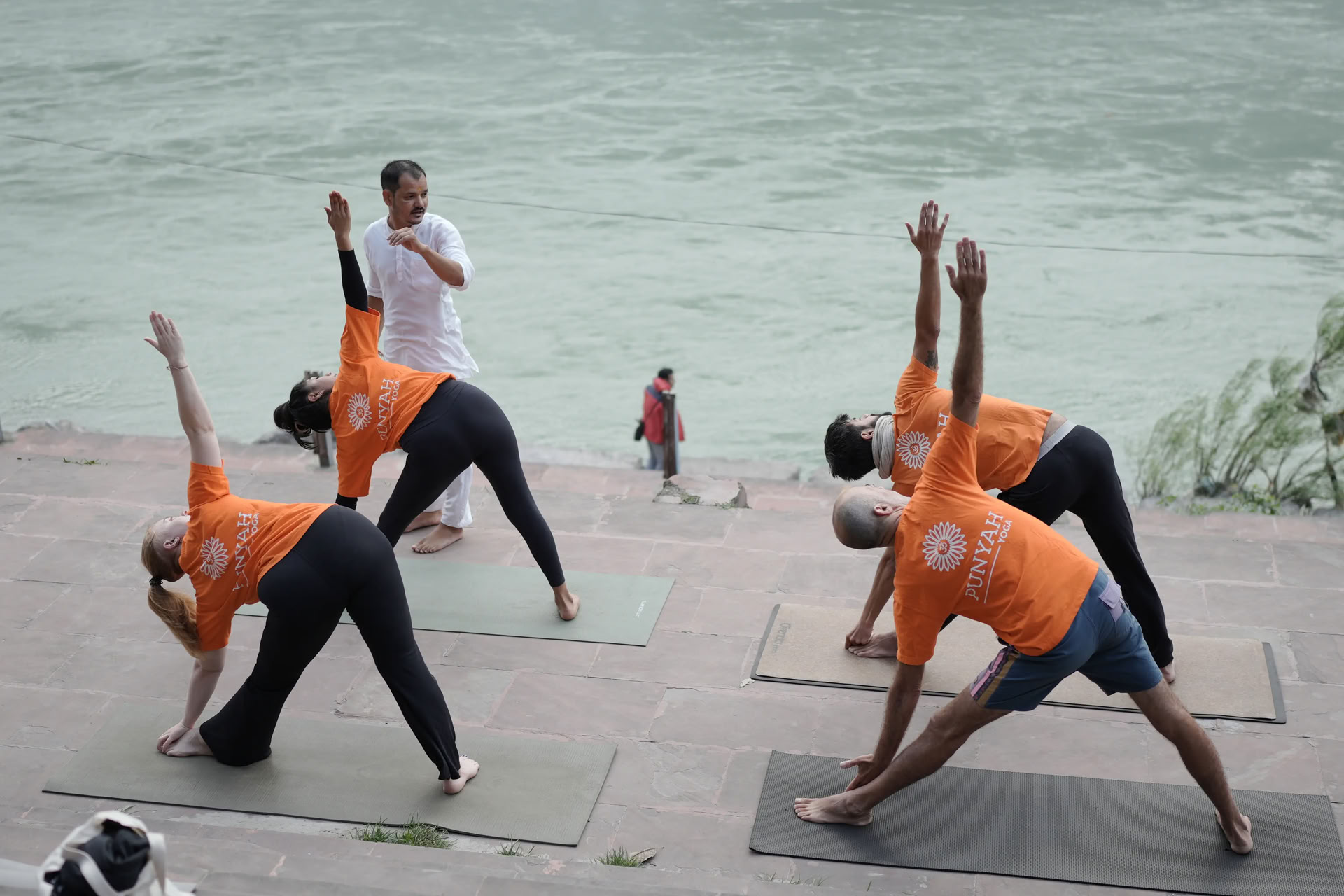 100 timers yogalæreruddannelse
