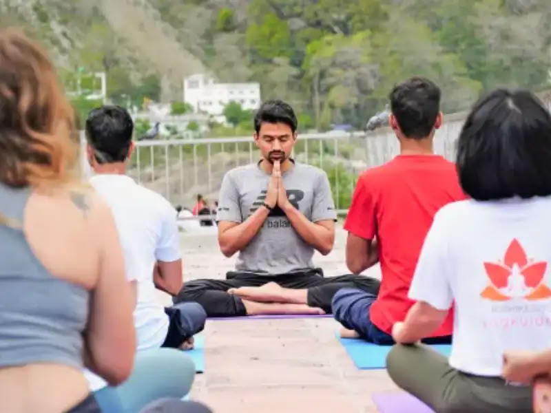300 timers Hatha-yoga-læreruddannelse