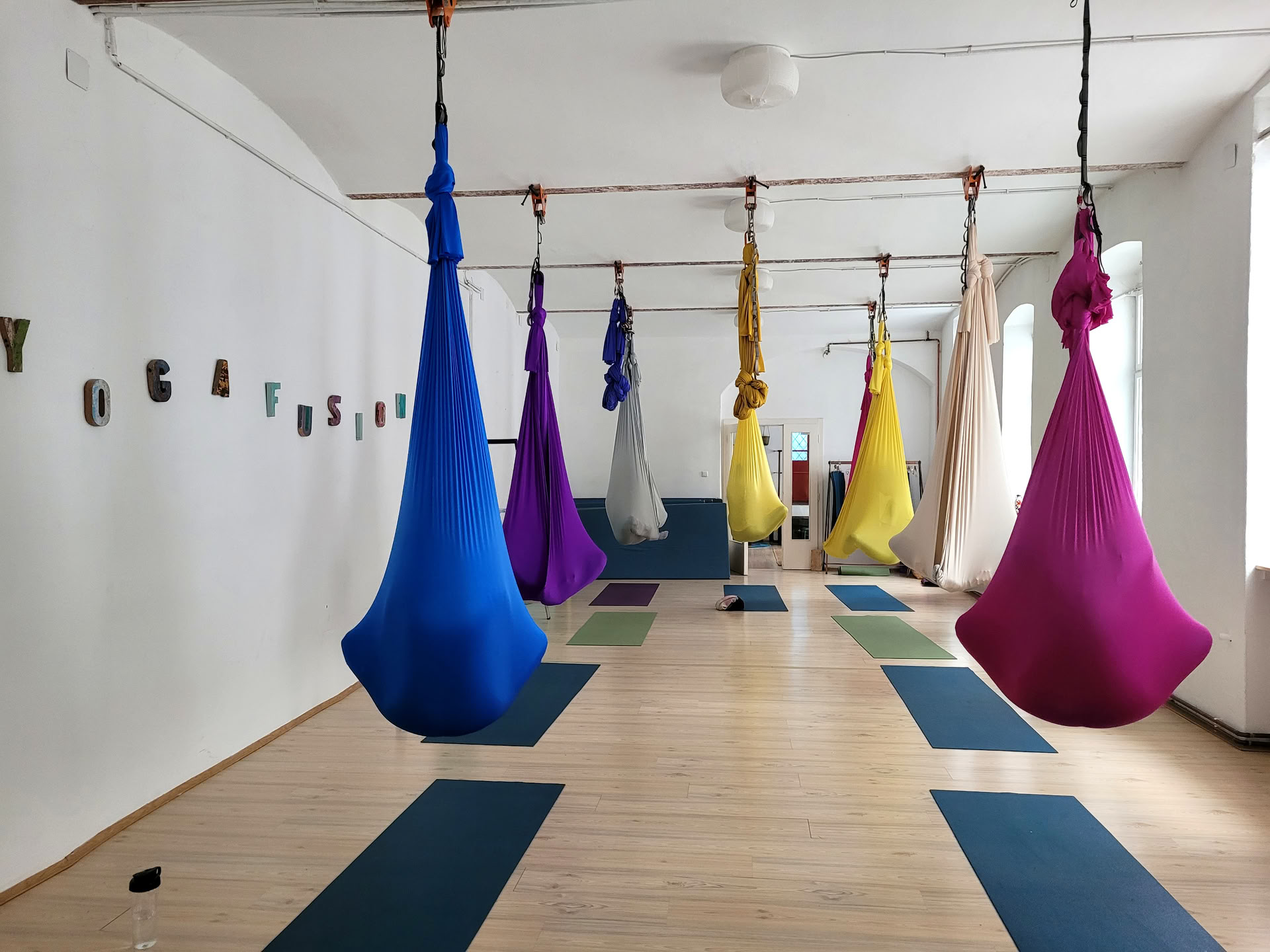 Flyv & Ophold: Aerial Yoga-retreat i Wien