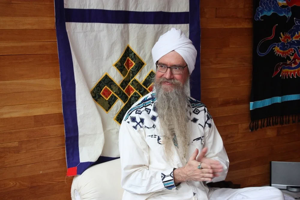 Det Stille Punkt: Et Vintersolhvervsretreat med Siri Sat og Guru Dharam