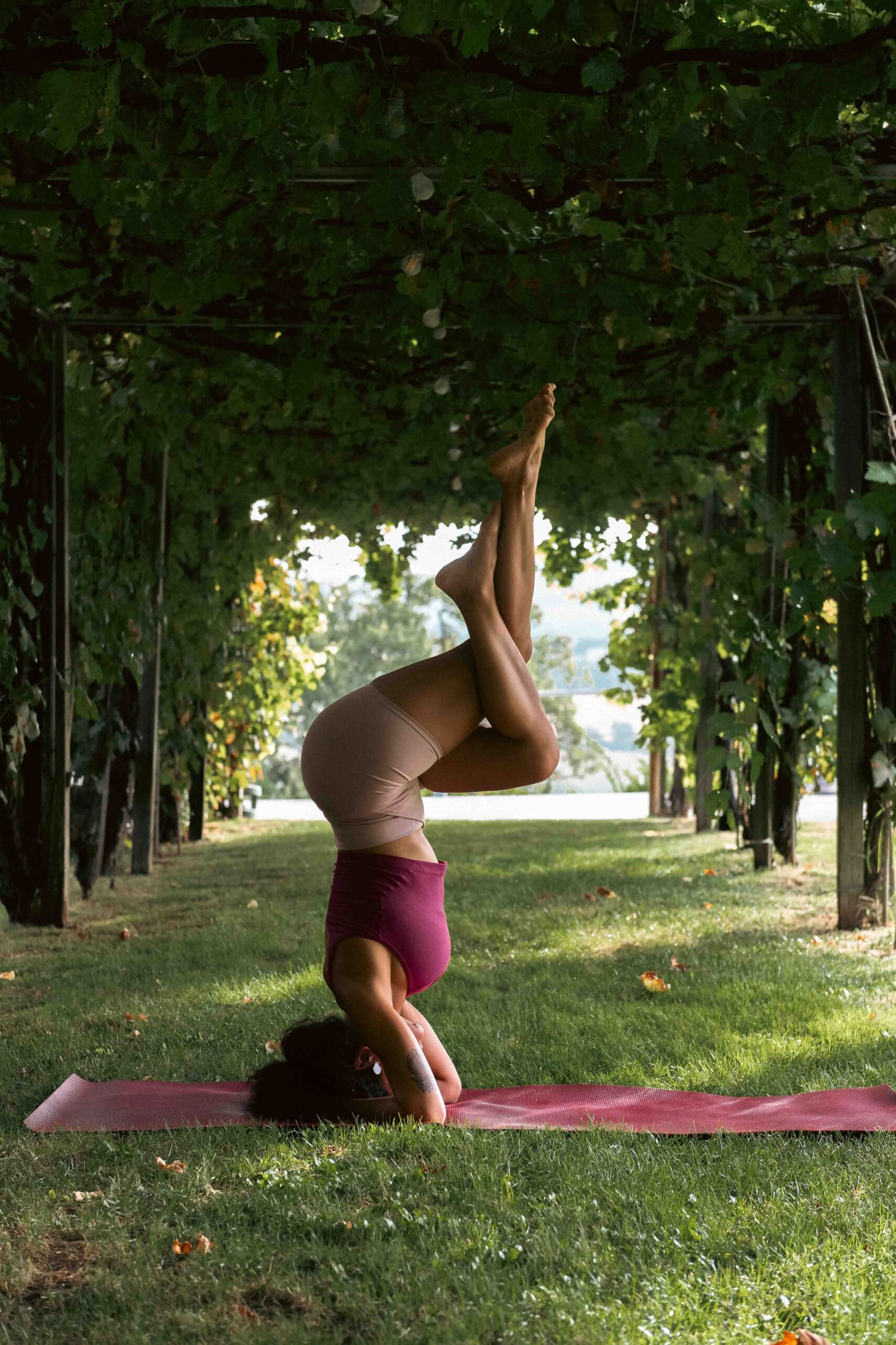 Vinyasa-yoga på stedet