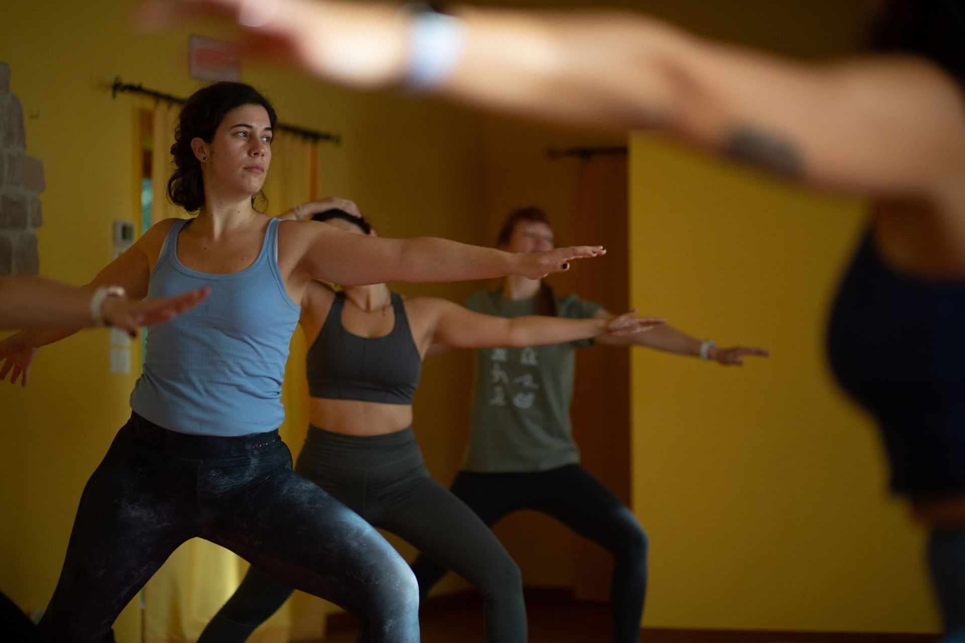 Vinyasa-yoga på stedet