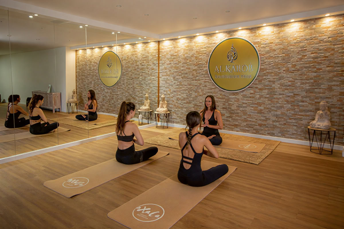 Yoga- og sjov ved havet-program (surf, kajak og SUP) Albufeira Algarve