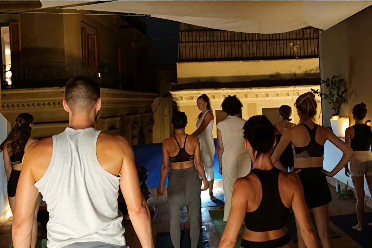 Yoga- og vinarrangementer