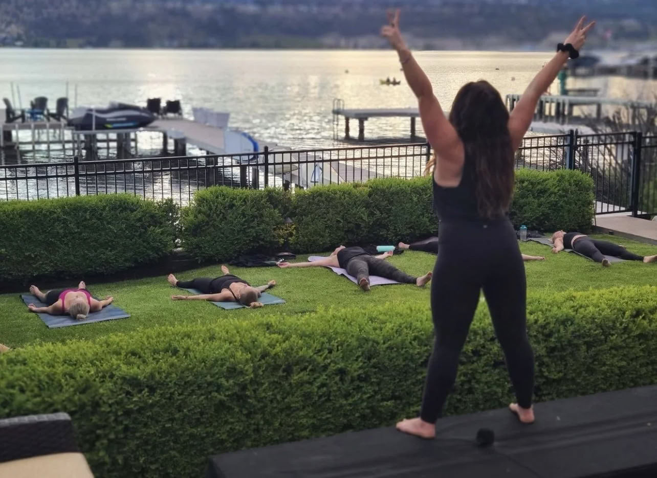 Yoga og meditation ved Okanagan-søen ved kajen!