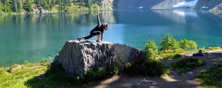 Fredfyldt bjerg-yoga-vandretur-retreat