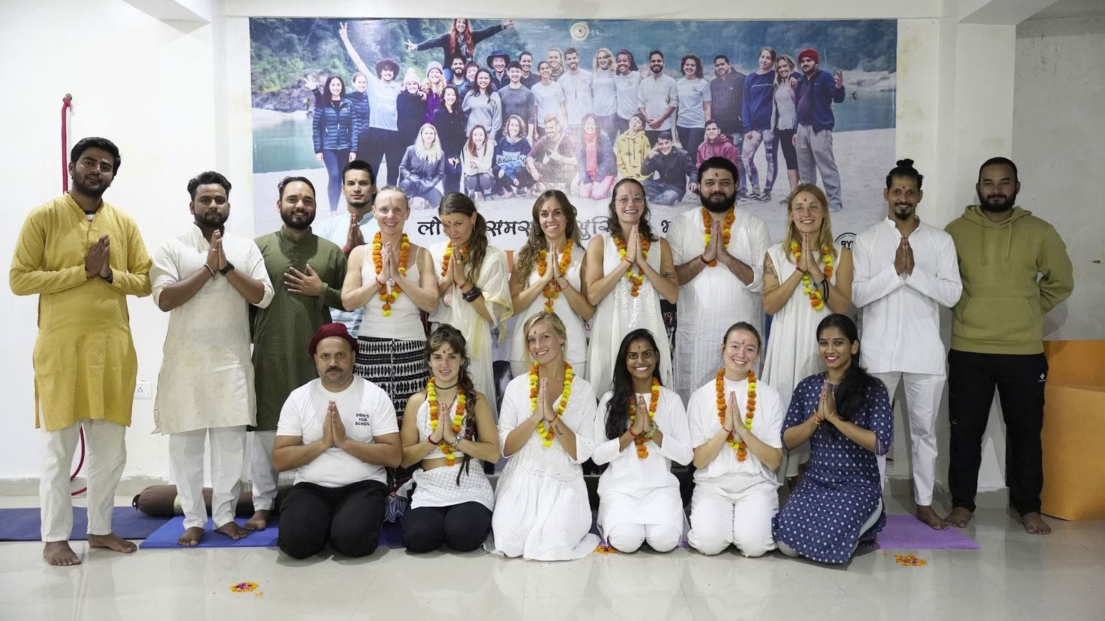 100 timers yogalæreruddannelse