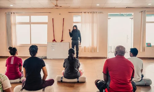 100 timers yogalæreruddannelse