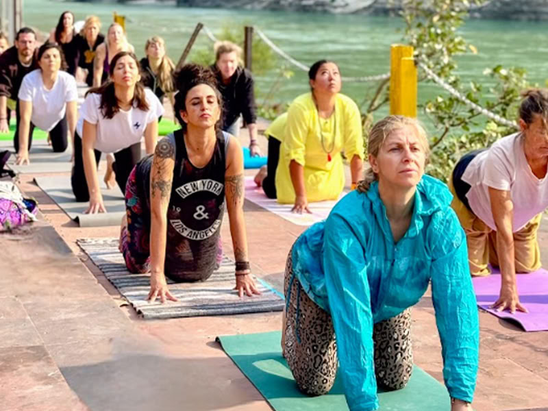100 timers yogalæreruddannelse