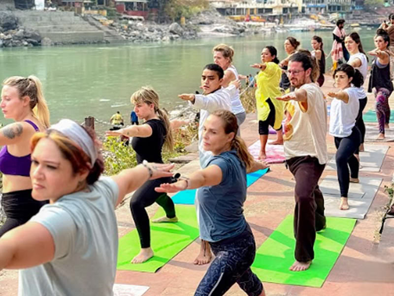 100 timers yogalæreruddannelse
