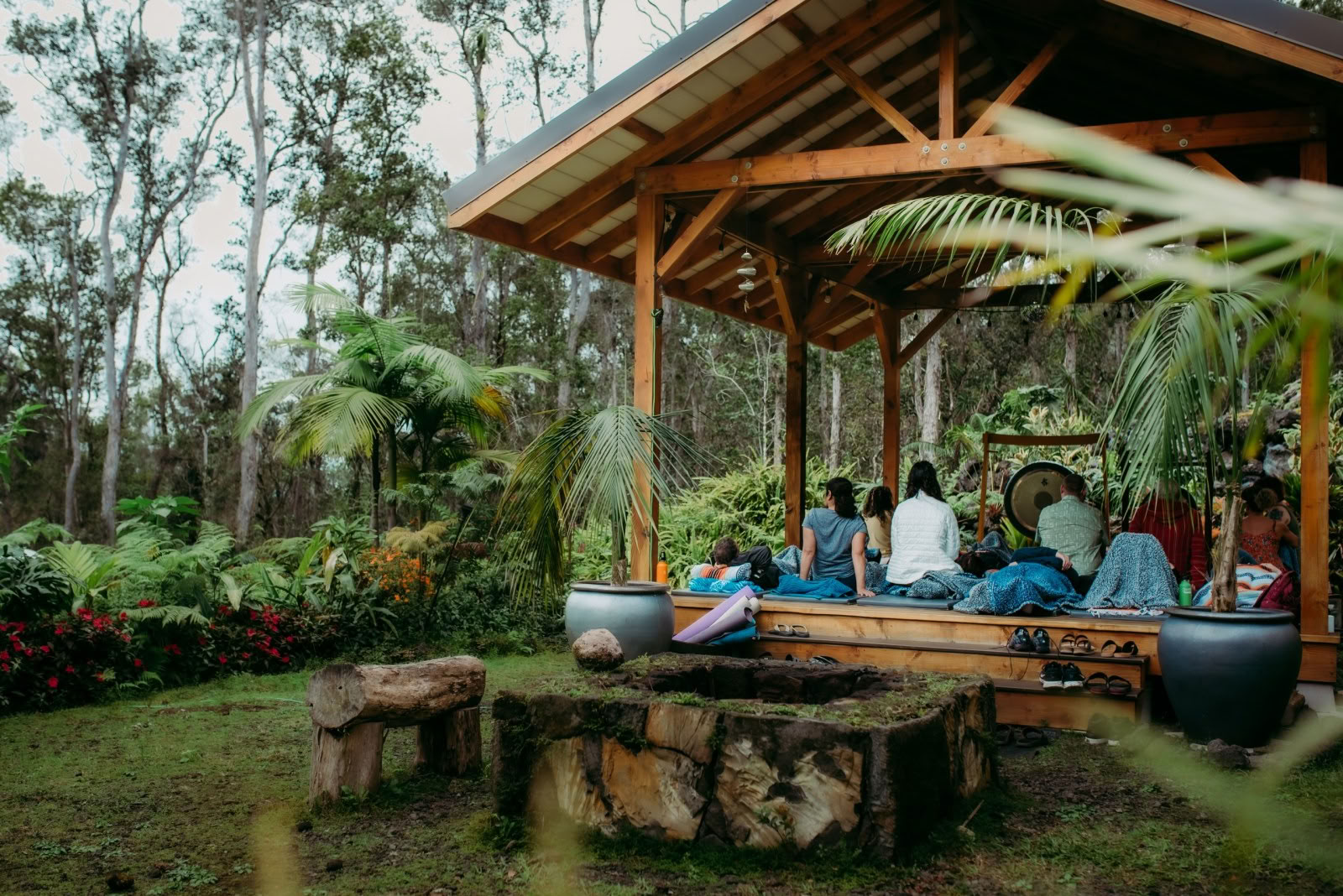 Nymåne-yoga, fremstilling af krystalsmykker og lydhealingrejse