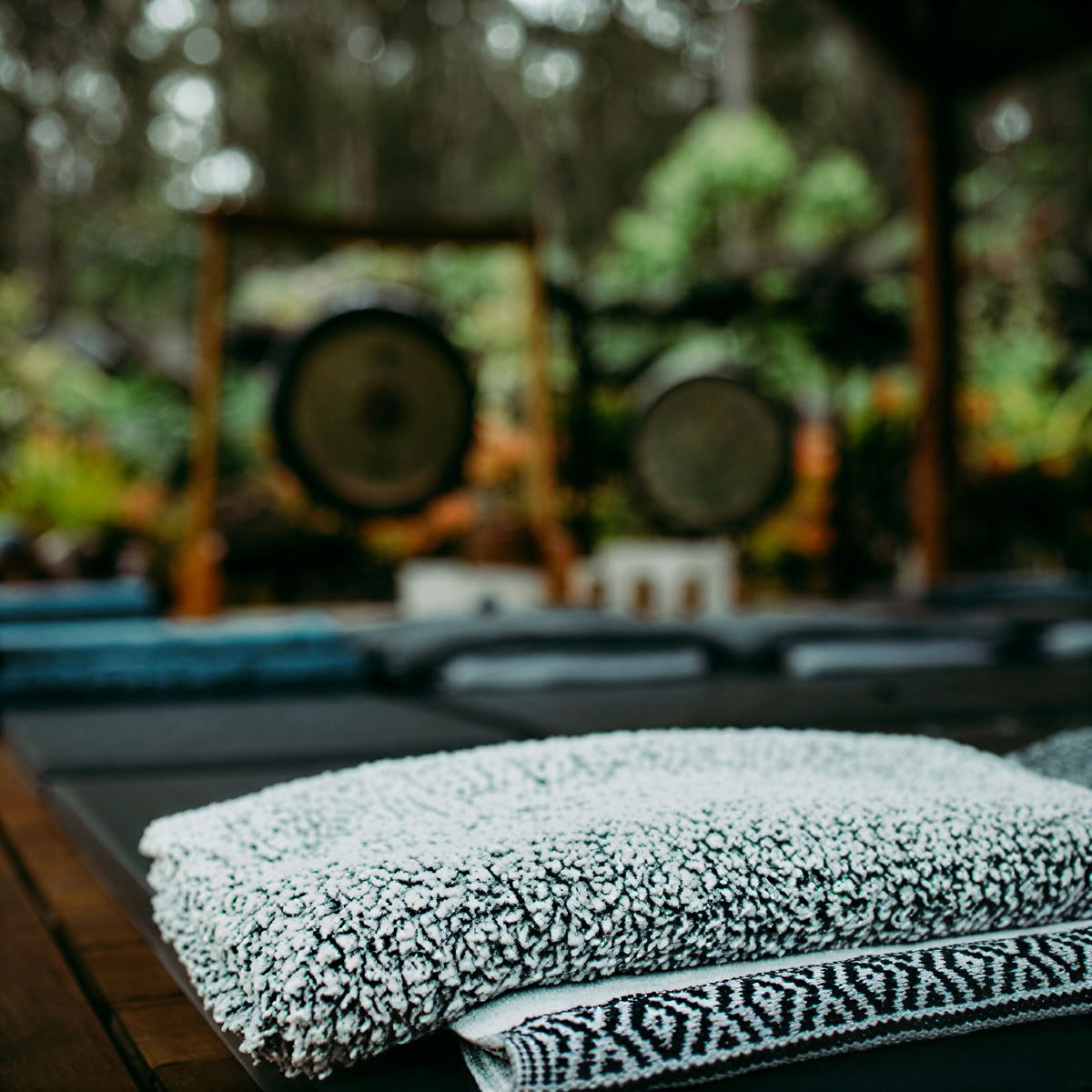 Nymåne-yoga, fremstilling af krystalsmykker og lydhealingrejse