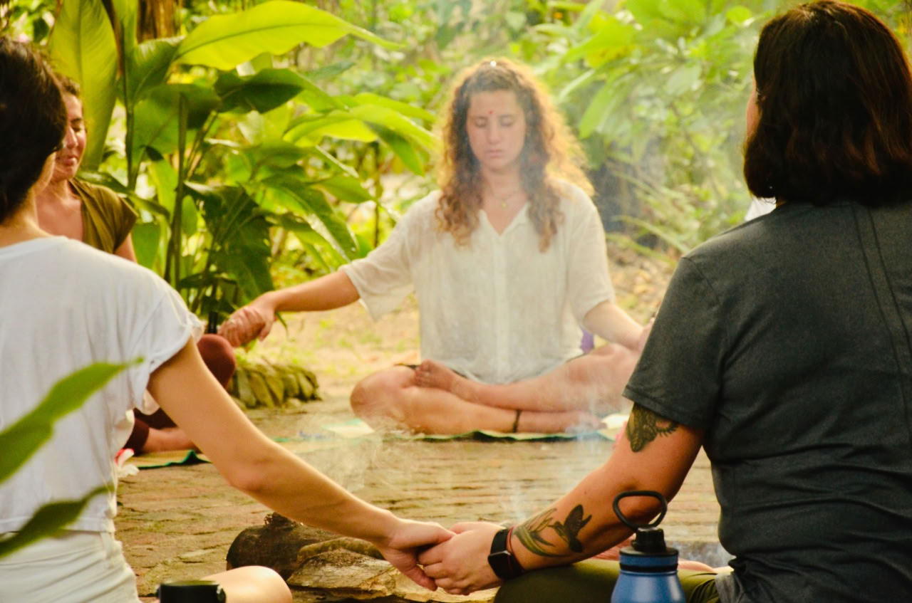 Stille mindfulness-meditation og yoga-retreat