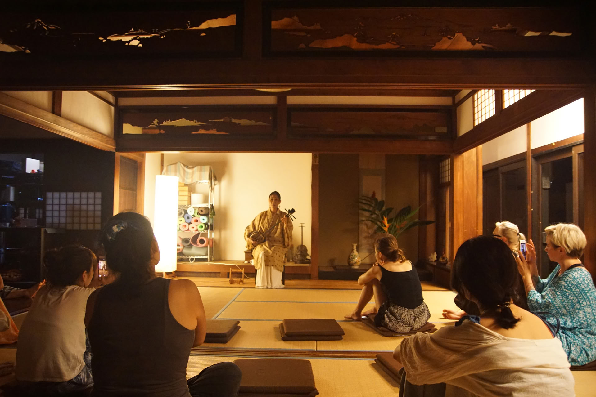 Stille mindfulness-meditation og yoga-retreat
