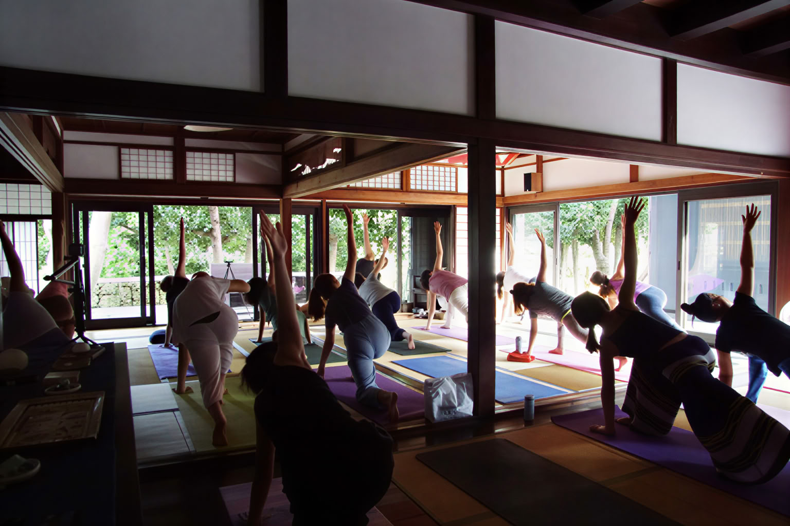 Stille mindfulness-meditation og yoga-retreat